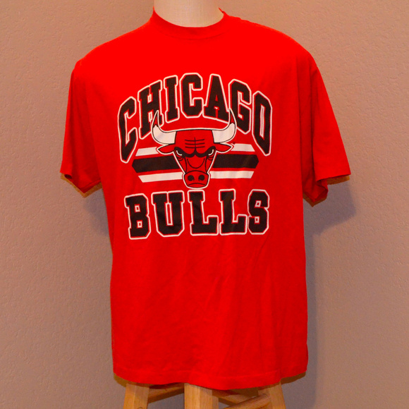 red chicago bulls shirt